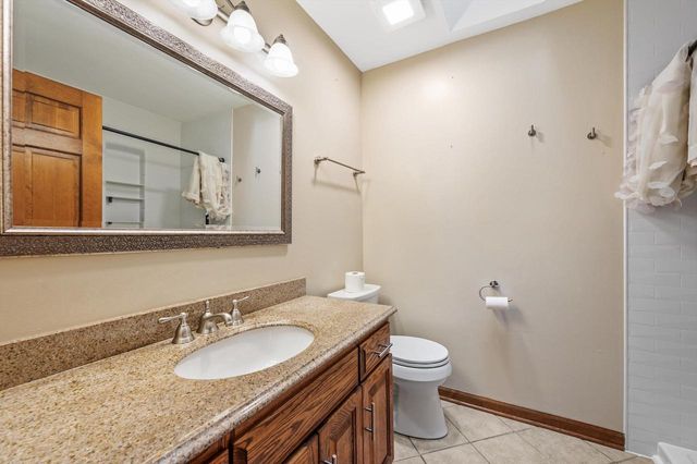 2803 Ridgeline CIRCLE, Waukesha, WI 53188