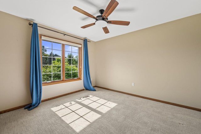 2803 Ridgeline CIRCLE, Waukesha, WI 53188