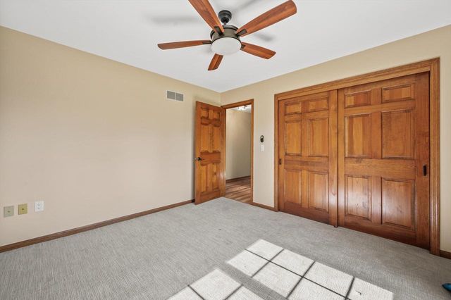 2803 Ridgeline CIRCLE, Waukesha, WI 53188