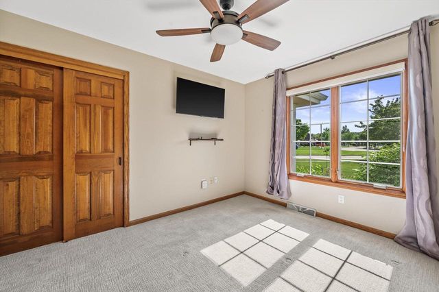 2803 Ridgeline CIRCLE, Waukesha, WI 53188