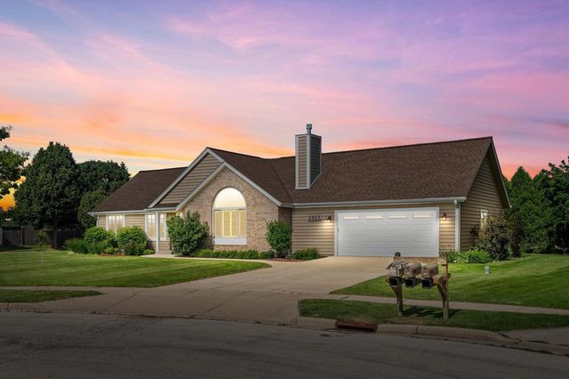 2803 Ridgeline CIRCLE, Waukesha, WI 53188