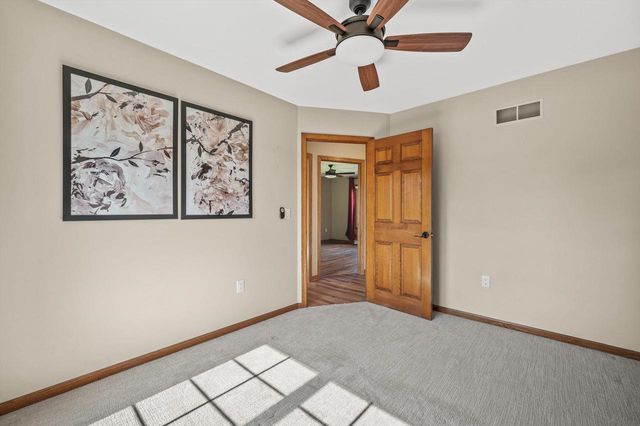 2803 Ridgeline CIRCLE, Waukesha, WI 53188