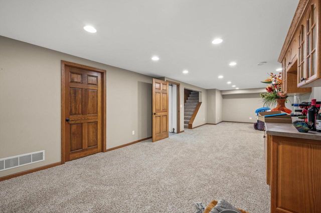 2803 Ridgeline CIRCLE, Waukesha, WI 53188