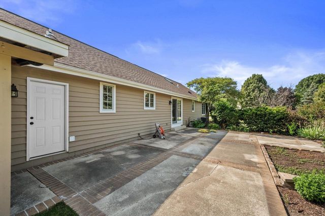 2803 Ridgeline CIRCLE, Waukesha, WI 53188