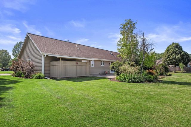 2803 Ridgeline CIRCLE, Waukesha, WI 53188