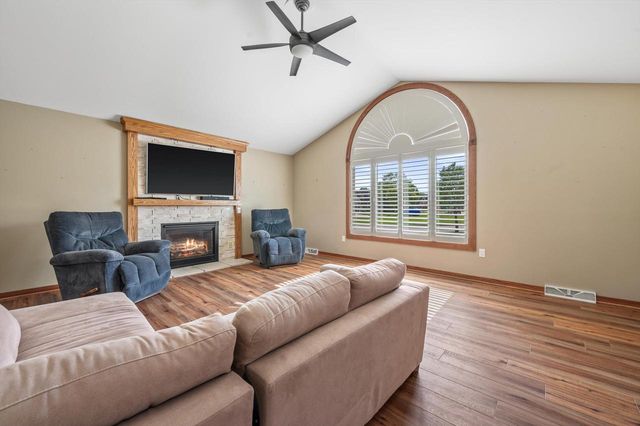 2803 Ridgeline CIRCLE, Waukesha, WI 53188