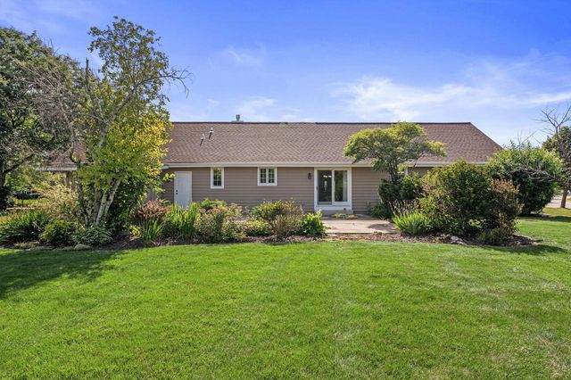2803 Ridgeline CIRCLE, Waukesha, WI 53188