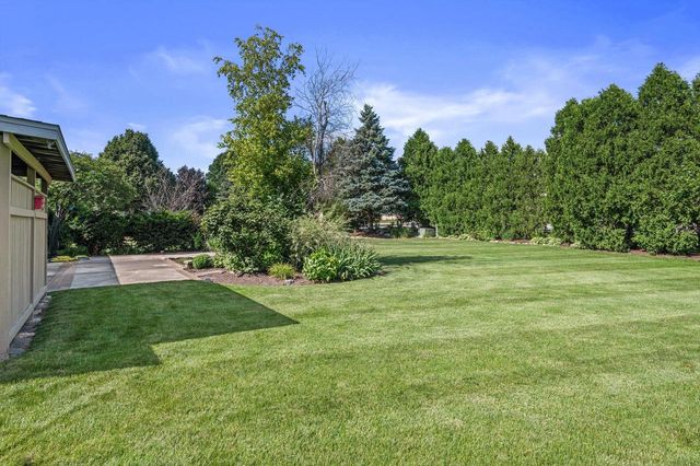 2803 Ridgeline CIRCLE, Waukesha, WI 53188