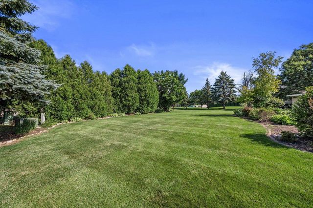 2803 Ridgeline CIRCLE, Waukesha, WI 53188