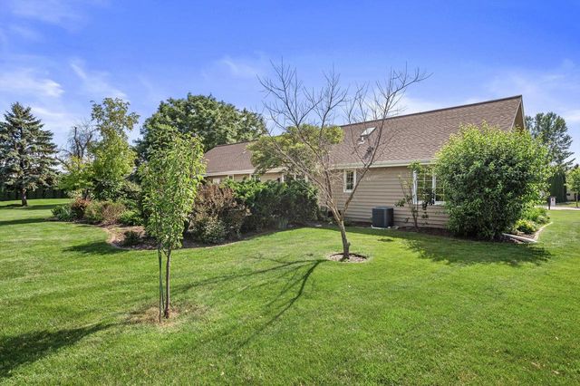 2803 Ridgeline CIRCLE, Waukesha, WI 53188