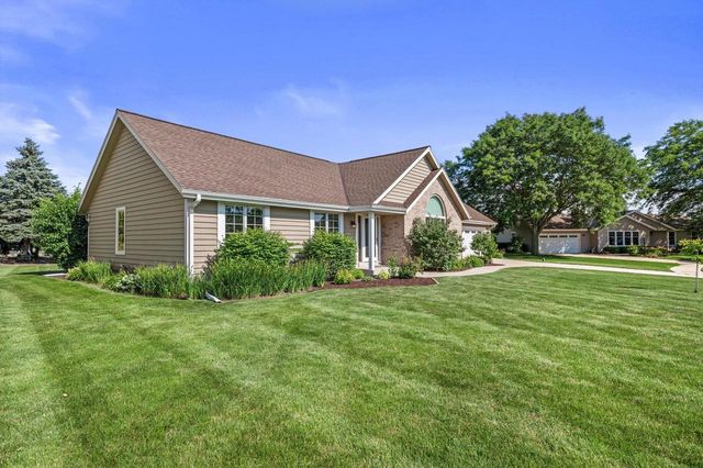 2803 Ridgeline CIRCLE, Waukesha, WI 53188