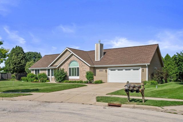 2803 Ridgeline CIRCLE, Waukesha, WI 53188
