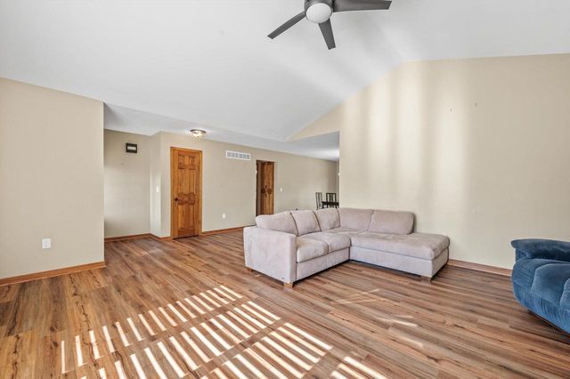 2803 Ridgeline CIRCLE, Waukesha, WI 53188