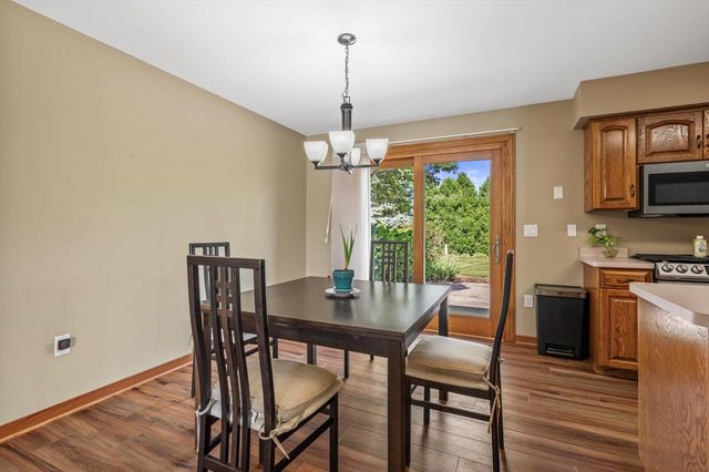 2803 Ridgeline CIRCLE, Waukesha, WI 53188
