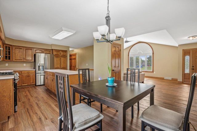 2803 Ridgeline CIRCLE, Waukesha, WI 53188