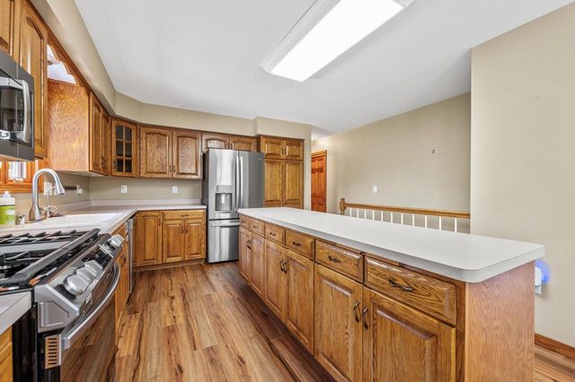 2803 Ridgeline CIRCLE, Waukesha, WI 53188