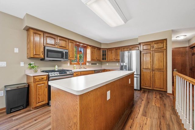 2803 Ridgeline CIRCLE, Waukesha, WI 53188