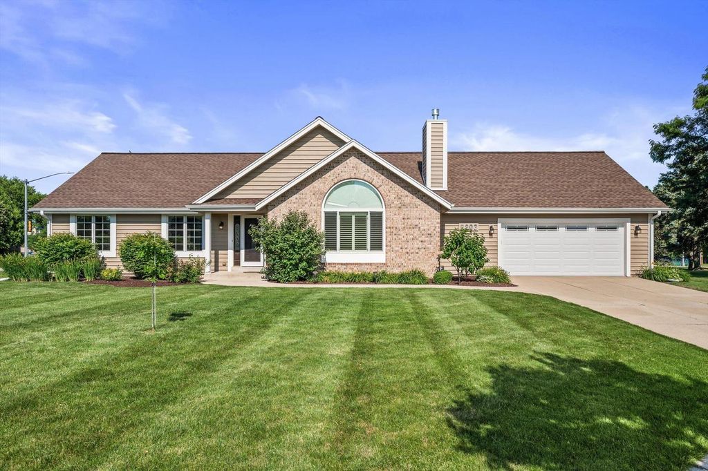 2803 Ridgeline CIRCLE, Waukesha, WI 53188