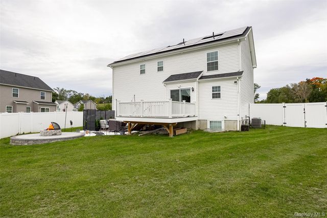 6 Stonewall Circle, Poughkeepsie, NY 12603