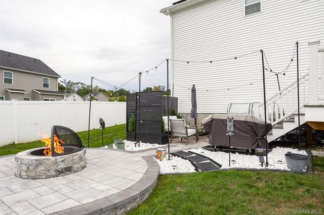 6 Stonewall Circle, Poughkeepsie, NY 12603