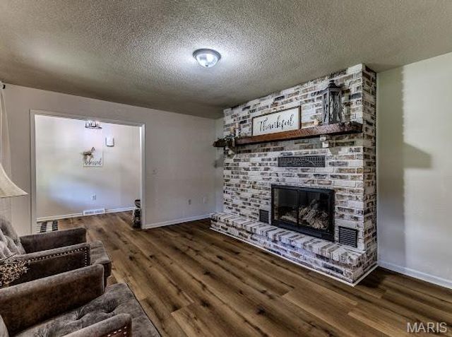 20150 SW OAKWOOD Drive, Lebanon, MO 65536