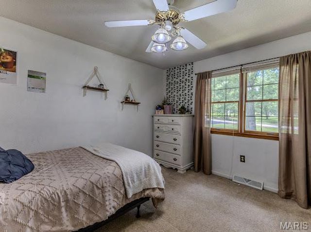 20150 SW OAKWOOD Drive, Lebanon, MO 65536