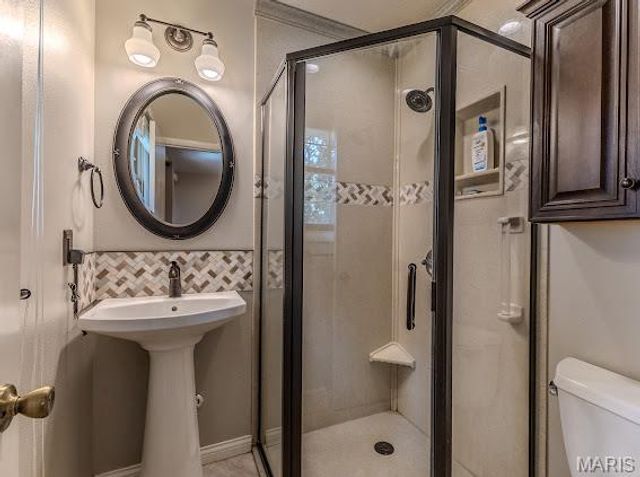 20150 SW OAKWOOD Drive, Lebanon, MO 65536