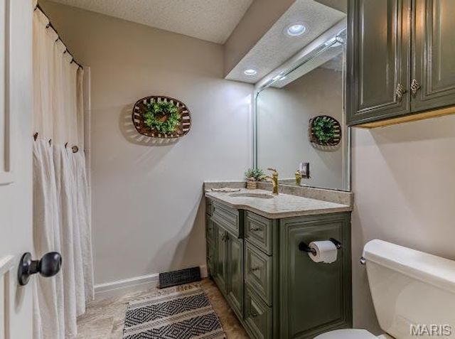 20150 SW OAKWOOD Drive, Lebanon, MO 65536