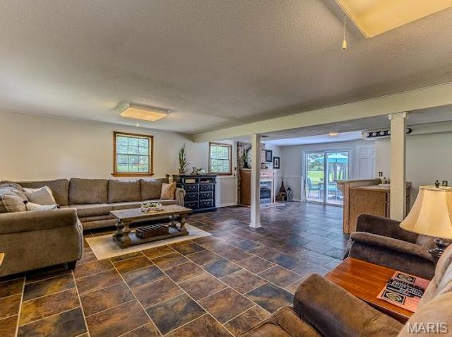 20150 SW OAKWOOD Drive, Lebanon, MO 65536