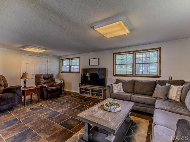 20150 SW OAKWOOD Drive, Lebanon, MO 65536