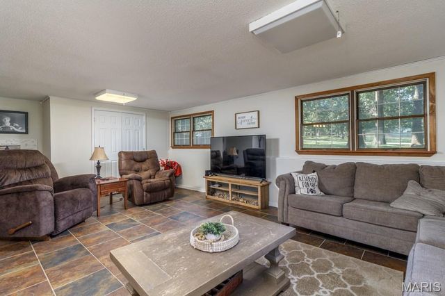 20150 SW OAKWOOD Drive, Lebanon, MO 65536