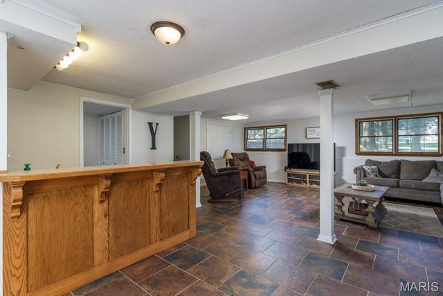 20150 SW OAKWOOD Drive, Lebanon, MO 65536