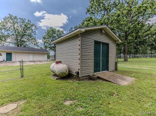 20150 SW OAKWOOD Drive, Lebanon, MO 65536