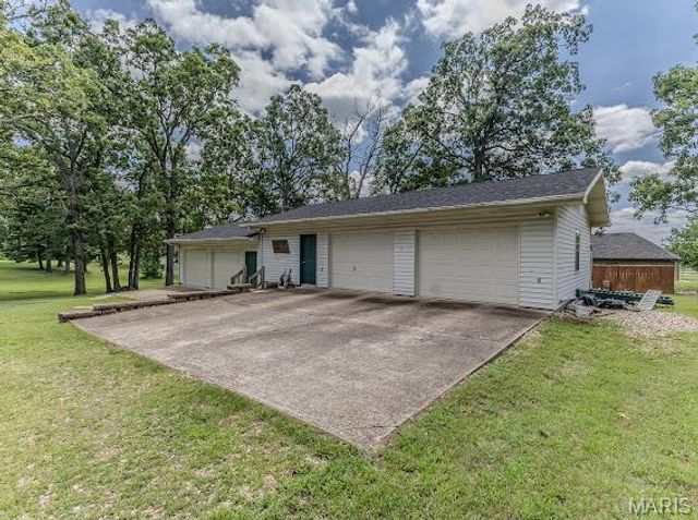 20150 SW OAKWOOD Drive, Lebanon, MO 65536