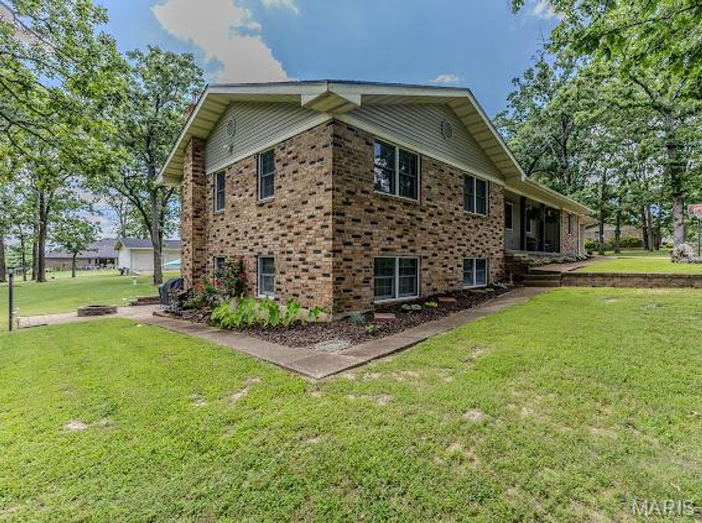 20150 SW OAKWOOD Drive, Lebanon, MO 65536