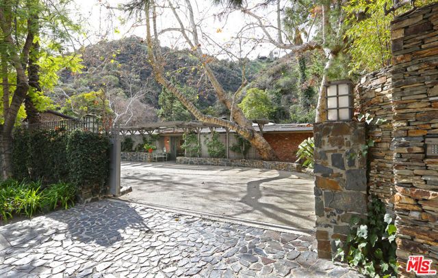 2673 Mandeville Canyon Road, Los Angeles, CA 90049