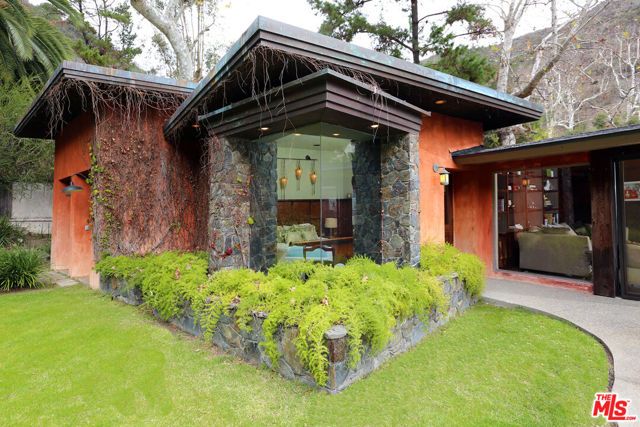 2673 Mandeville Canyon Road, Los Angeles, CA 90049
