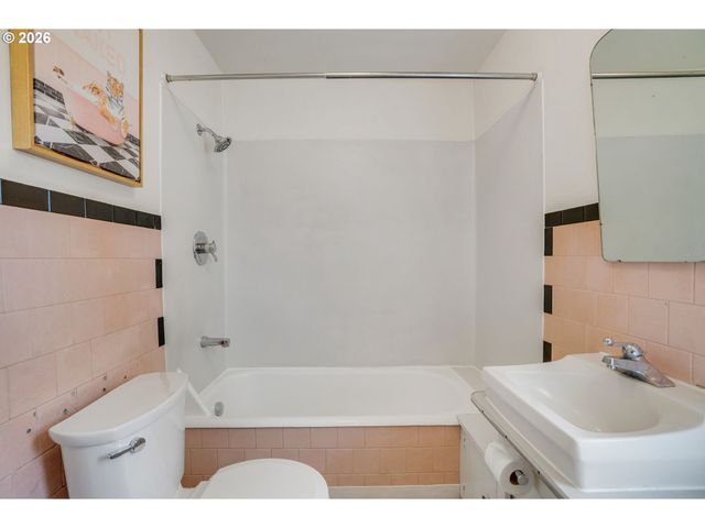 7015 N BURRAGE Ave, Portland, OR 97217