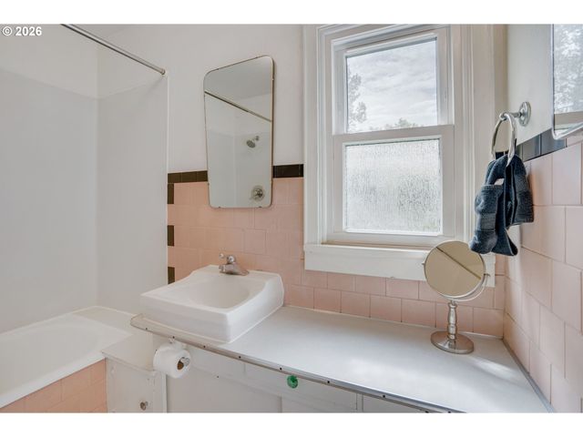 7015 N BURRAGE Ave, Portland, OR 97217