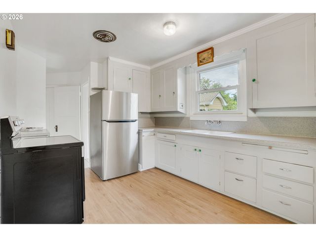 7015 N BURRAGE Ave, Portland, OR 97217
