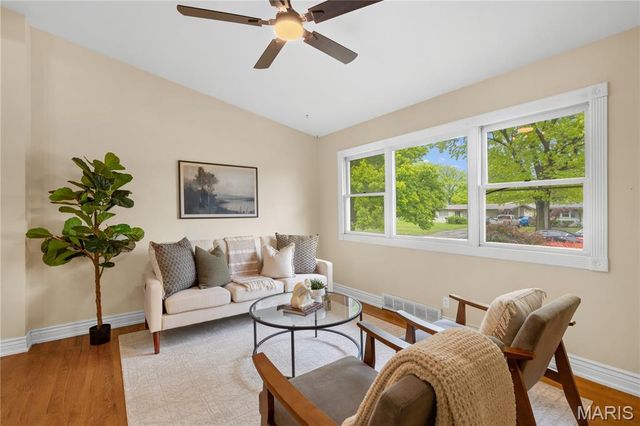1965 Thunderbird Avenue, Florissant, MO 63033