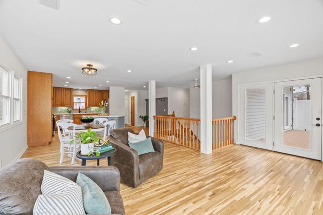 14858 Oakland Beach Avenue SE, Prior Lake, MN 55372