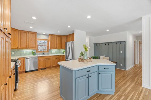 14858 Oakland Beach Avenue SE, Prior Lake, MN 55372