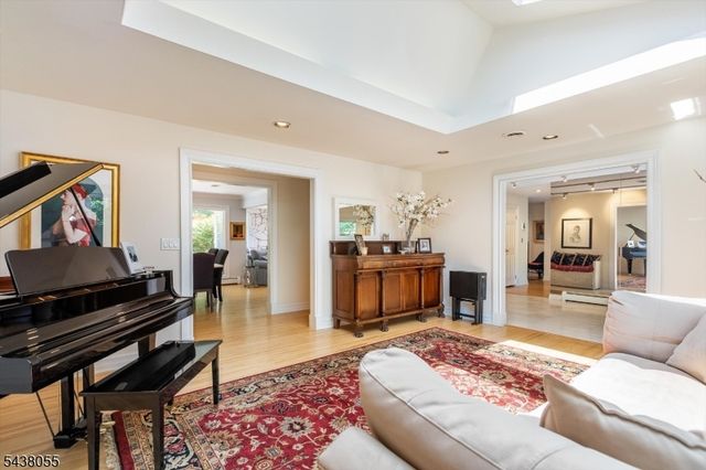 83 Brookside Ter, North Caldwell Boro, NJ 07006