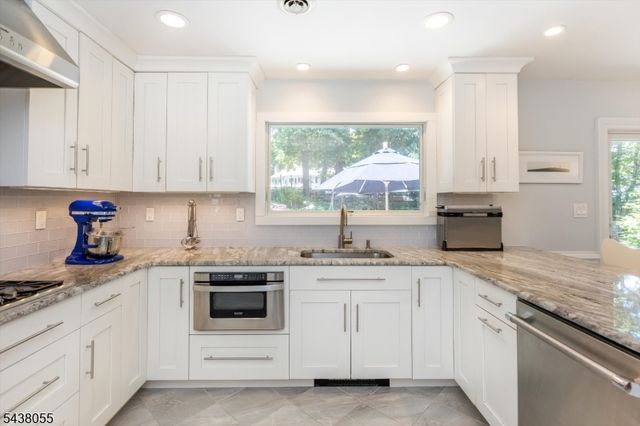 83 Brookside Ter, North Caldwell Boro, NJ 07006