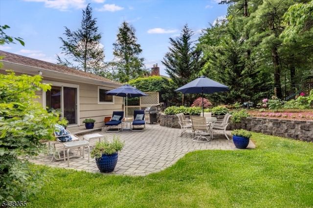 83 Brookside Ter, North Caldwell Boro, NJ 07006