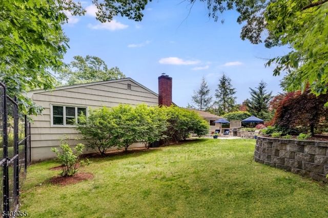 83 Brookside Ter, North Caldwell Boro, NJ 07006