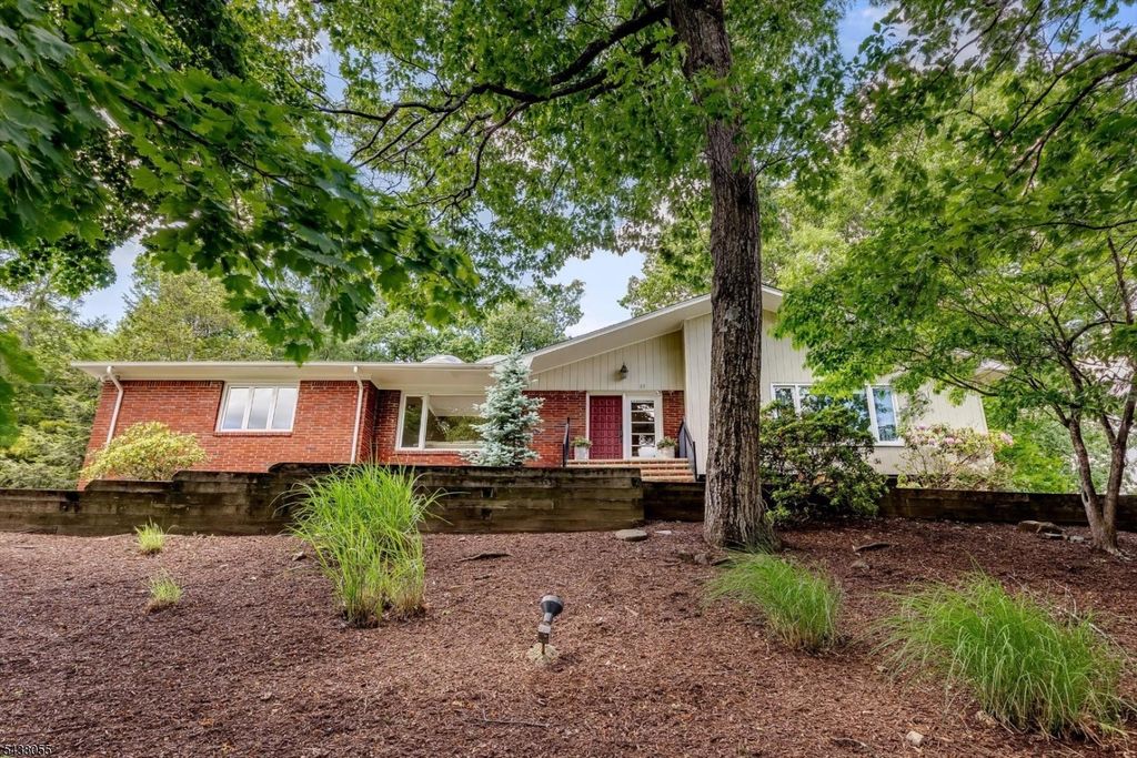 83 Brookside Ter, North Caldwell Boro, NJ 07006