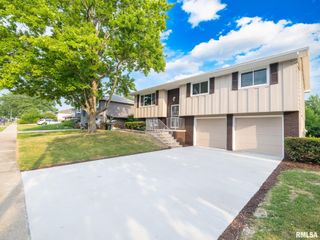 2922 W LARCHMONT Lane, Peoria, IL 61615