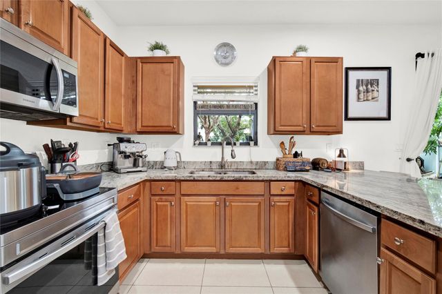 805 NE 191st St, Miami, FL 33179